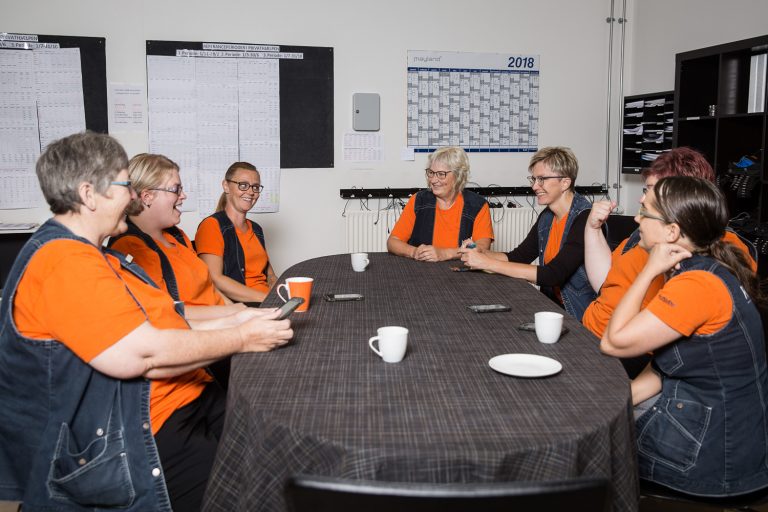 Personale sidder og taler_privathjælpen